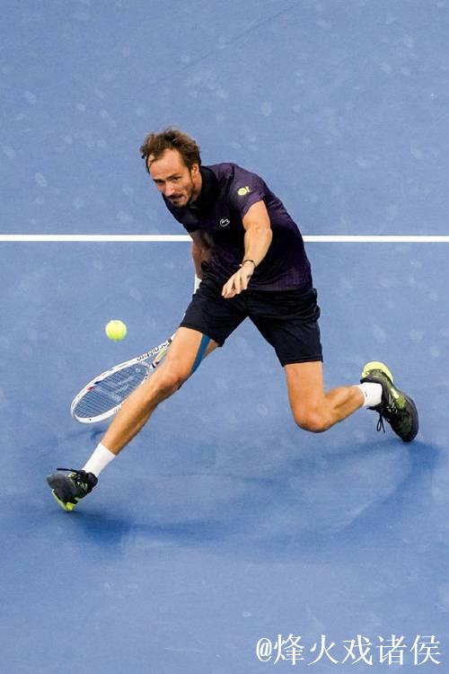 梅德韦杰夫决胜盘退赛 勒纳-钱生涯首进巡回赛决赛